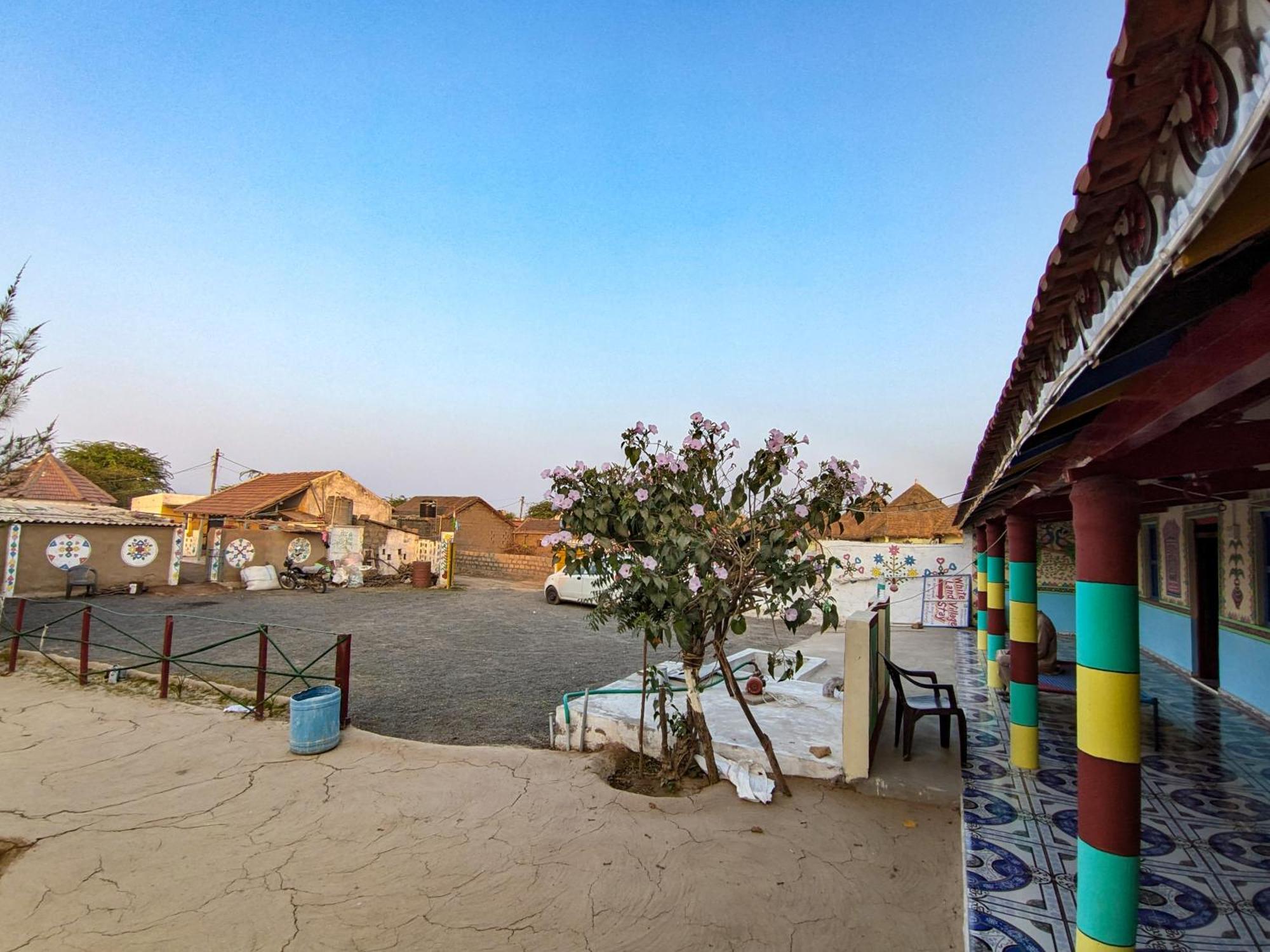 White Land Villagestay Dhordo Buitenkant foto